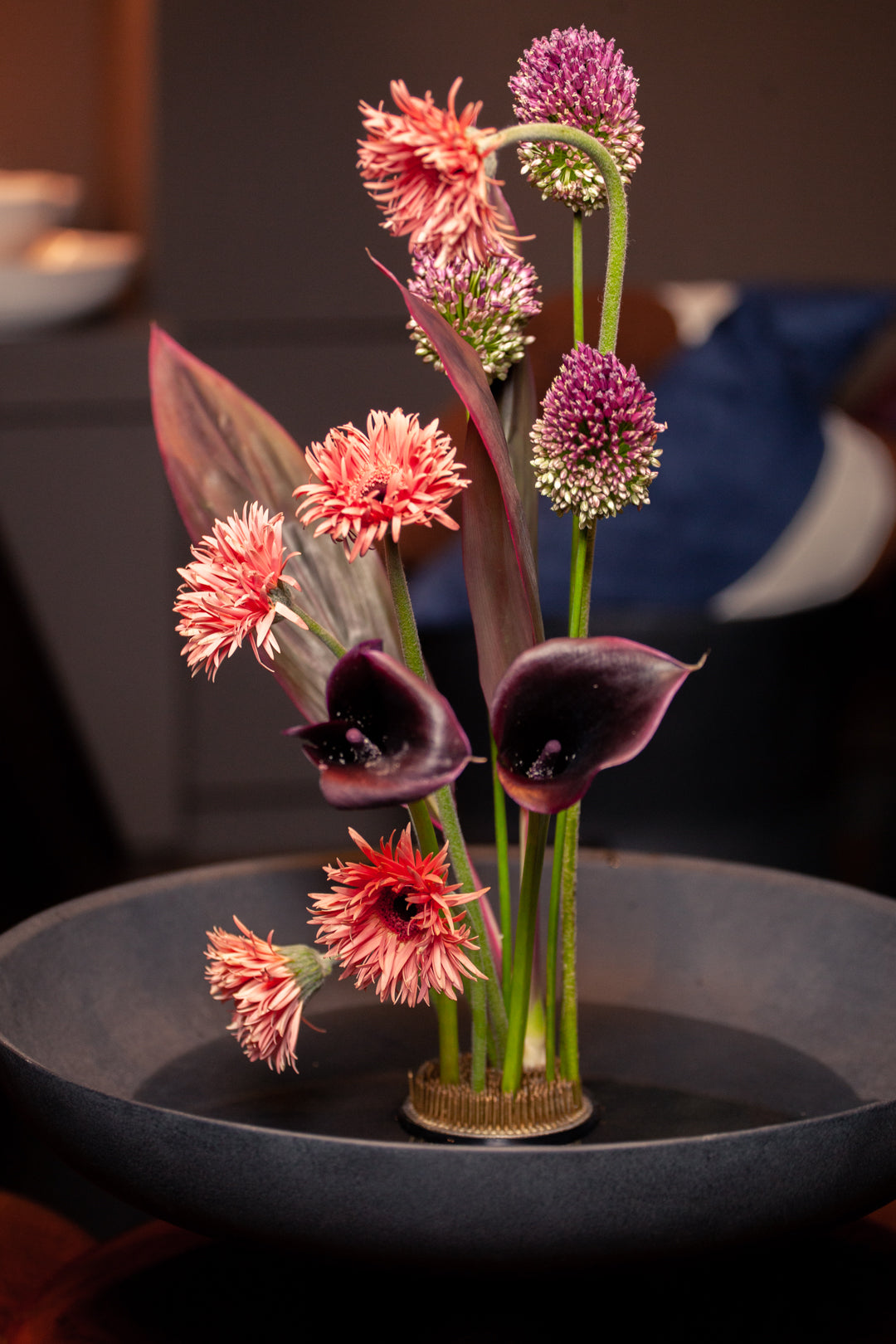 BABURU BOWL BIG BLACK CERAMIC + FLOWER ARRANGEMENT