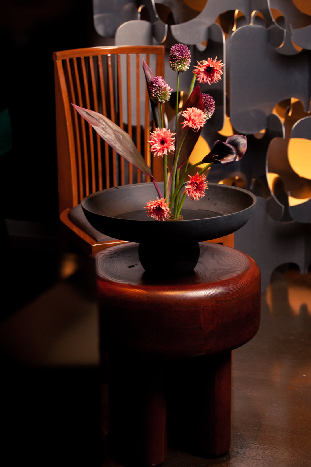 BABURU BOWL BIG BLACK CERAMIC + FLOWER ARRANGEMENT