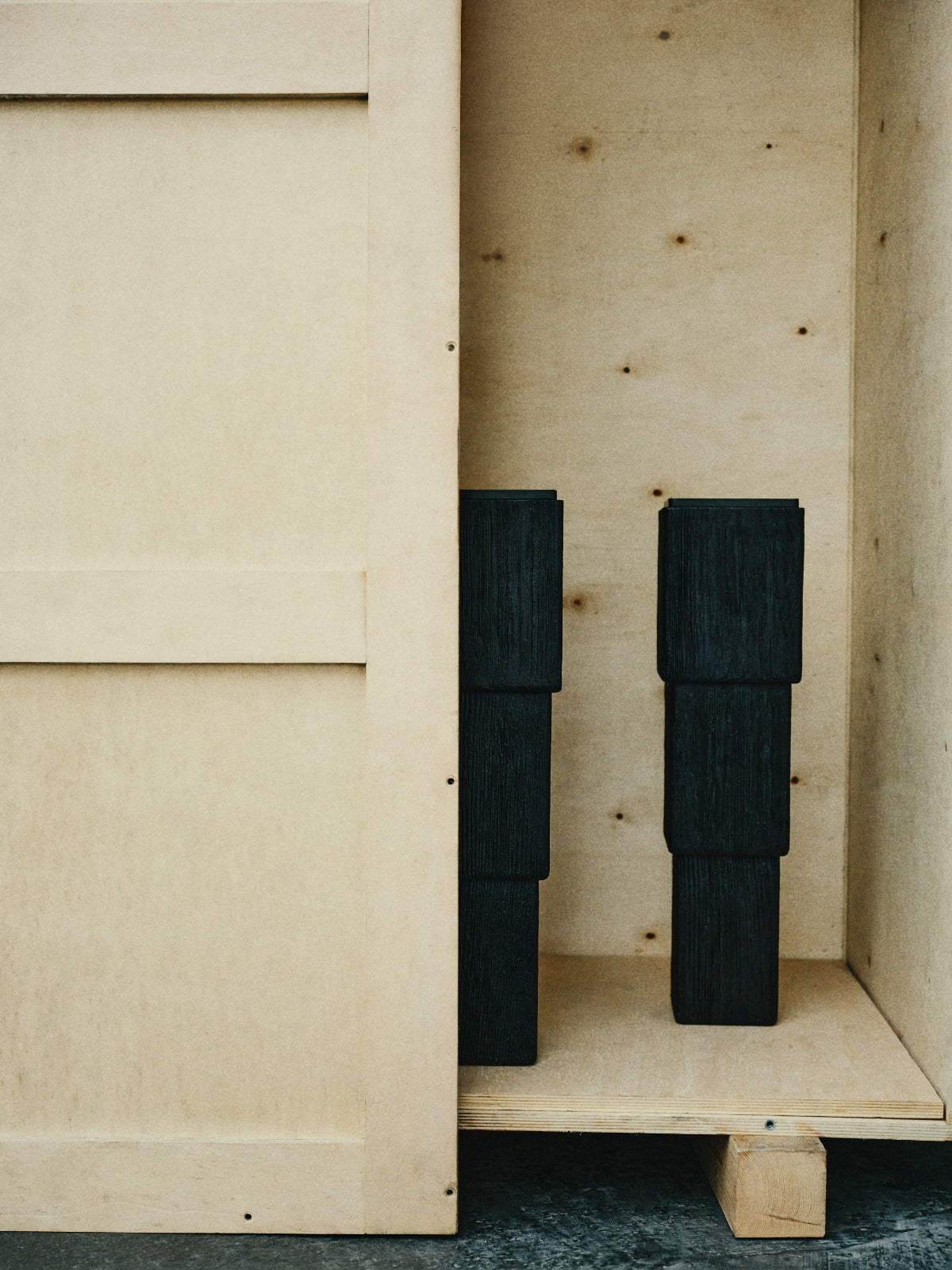 07313 SIDE TABLE BLACK OAK